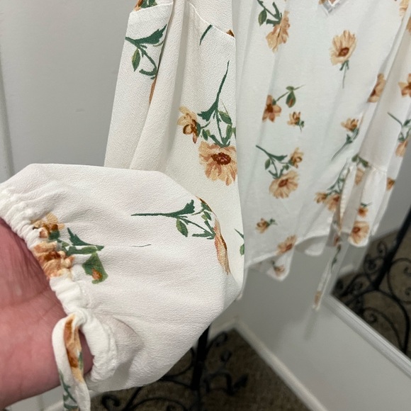 Forever 21 Floral V-Neck Women's Top. #06 - Picture 6 of 10